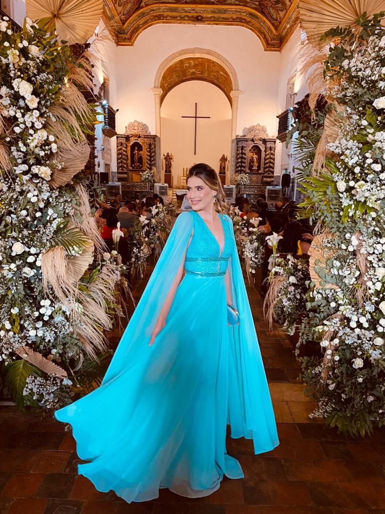 Vestido Tifanny fluído com bordado e capas