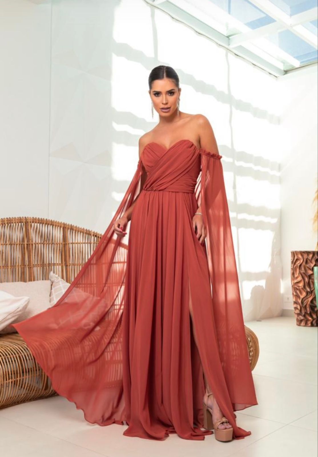 Vestido Terracota fluído com capa e fenda