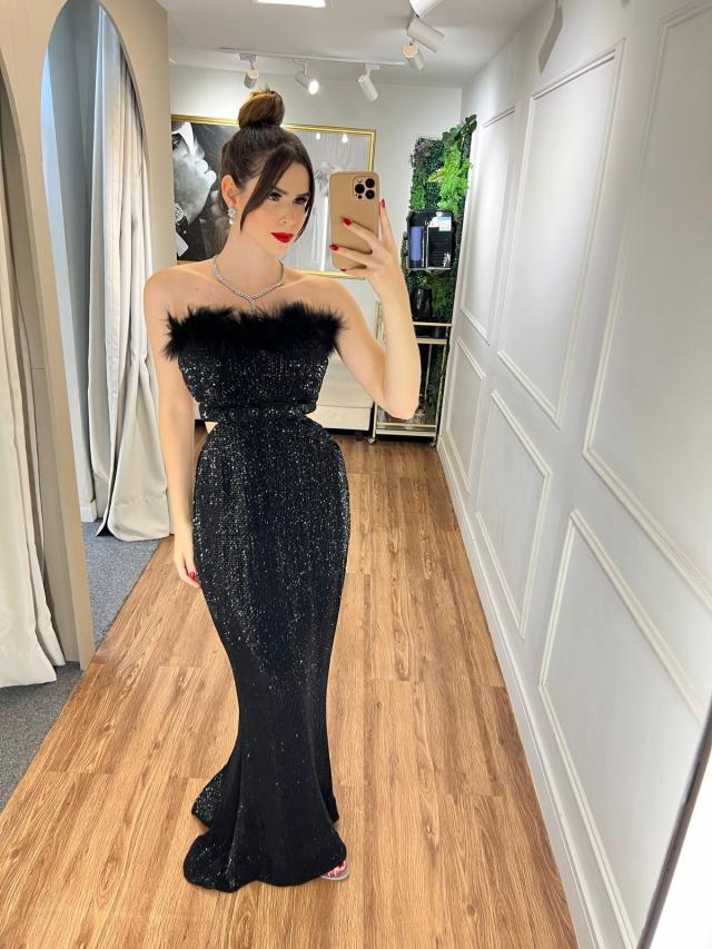 Vestido Preto de paetê com recortes e pluma