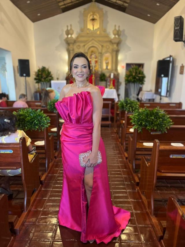 Vestido Pink estruturado desconstruído com fenda
