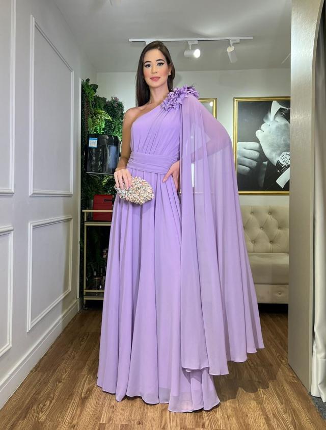Vestido Lavanda com capa unilateral e aplicações de flores
