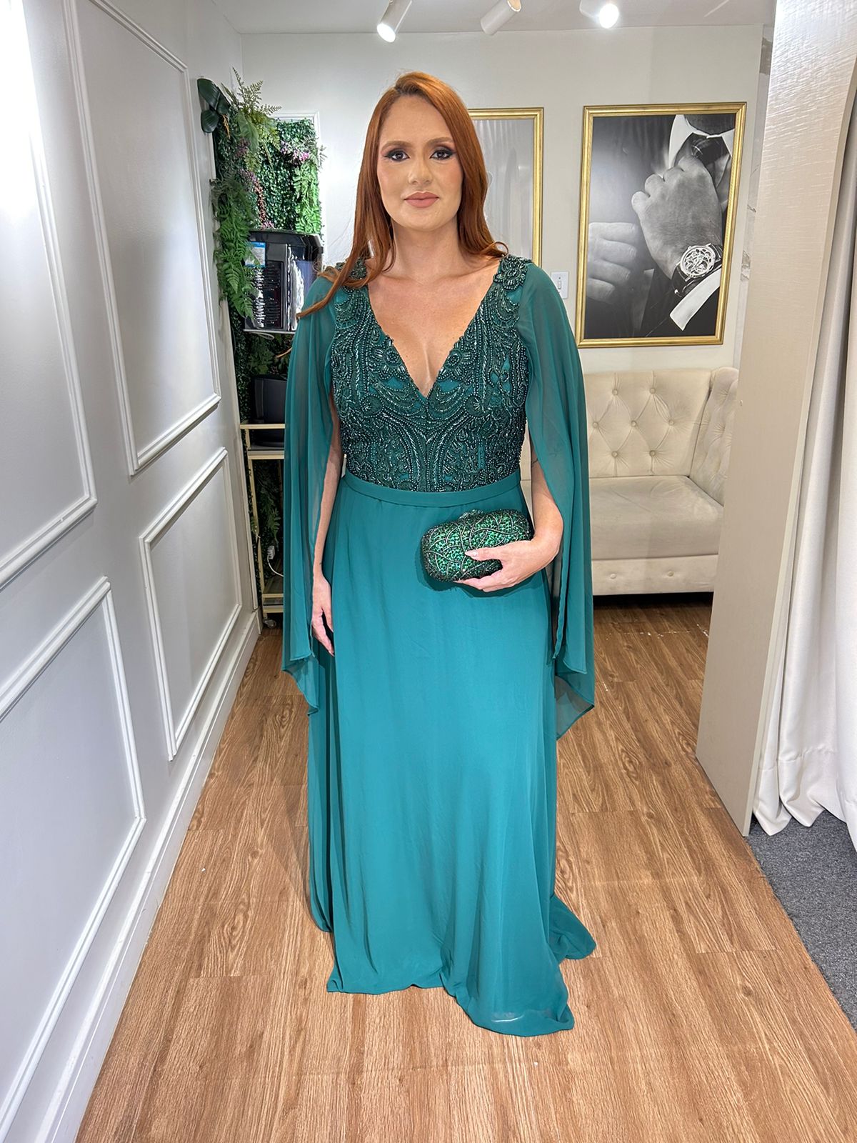 Vestido Verde Esmeralda com bordado e capas