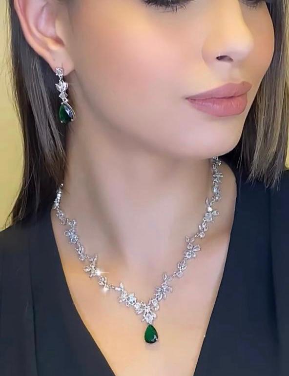 Jóia Flor de Zirconia prata com gota verde esmeralda