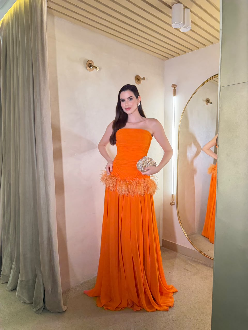 Vestido Laranja fluído com drapeado e plumas