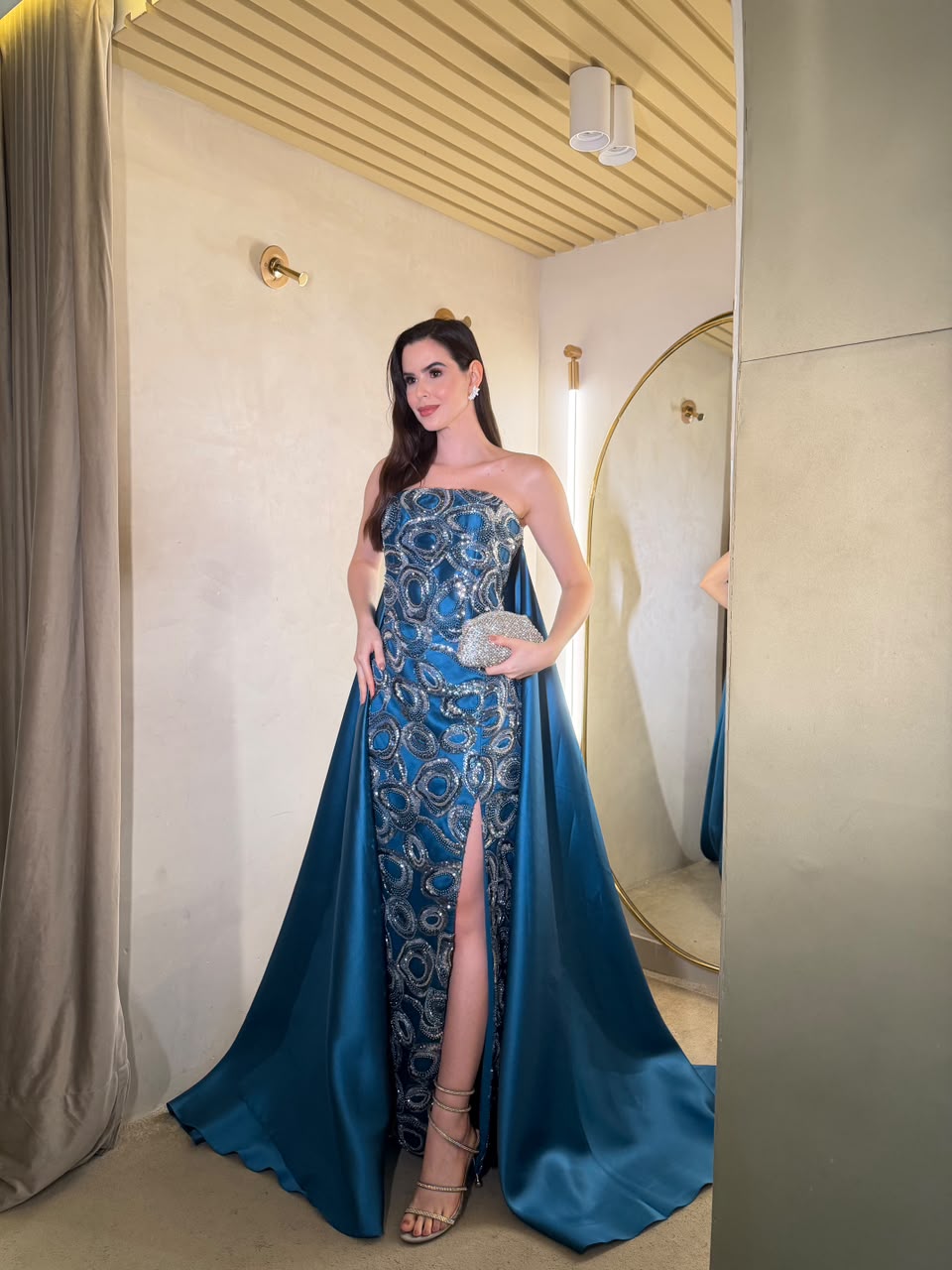 Vestido Azul estruturado com tecido brilhoso e cauda majestosa
