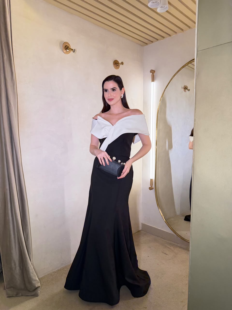 Vestido P&B ombro a ombro em alfaiataria elegante