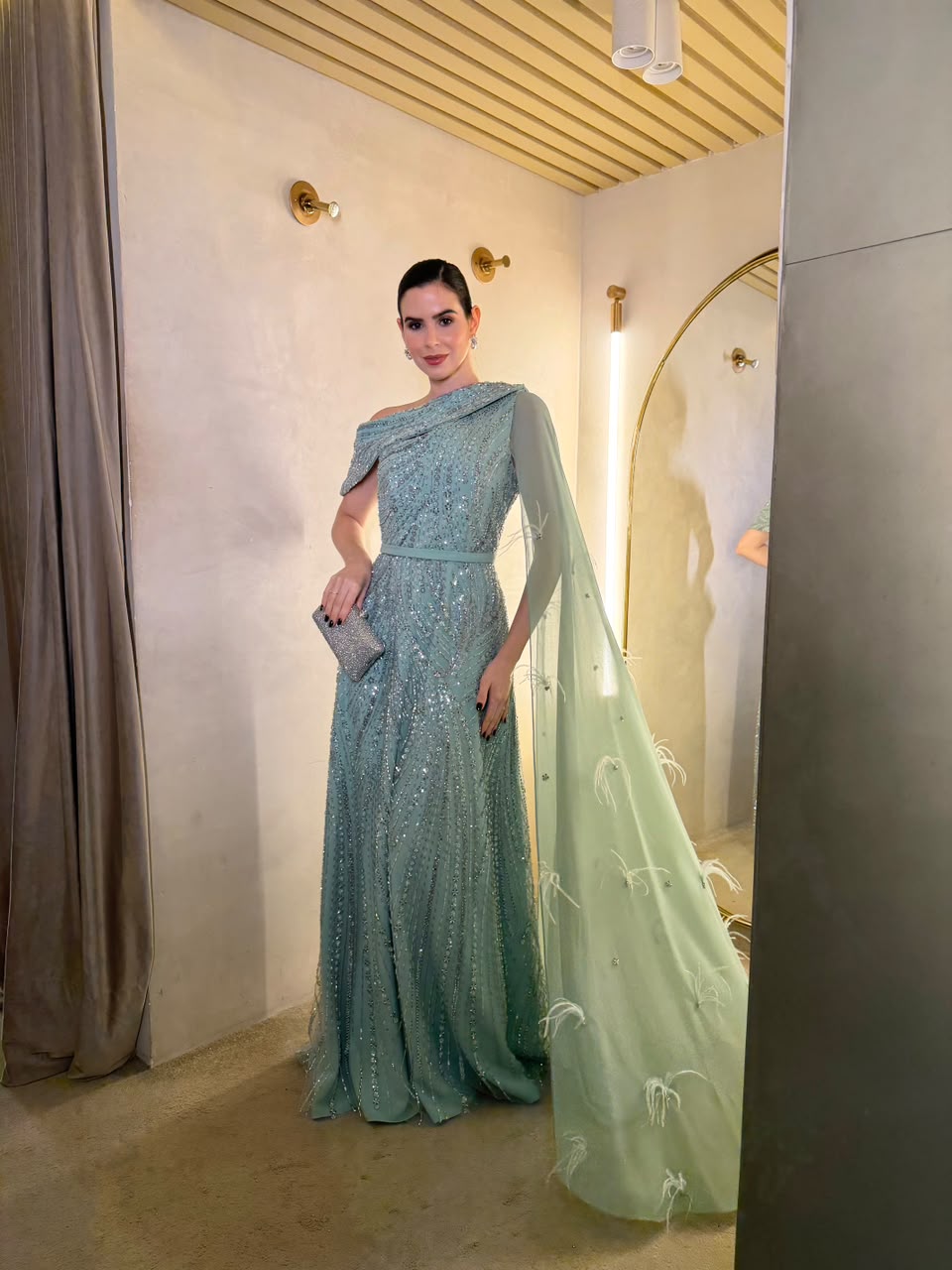 Vestido Verde em pedrarias com capa unilateral e plumas