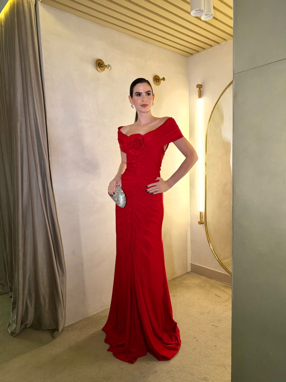 Vestido Vermelho ombro a ombro com flor e cauda majestosa