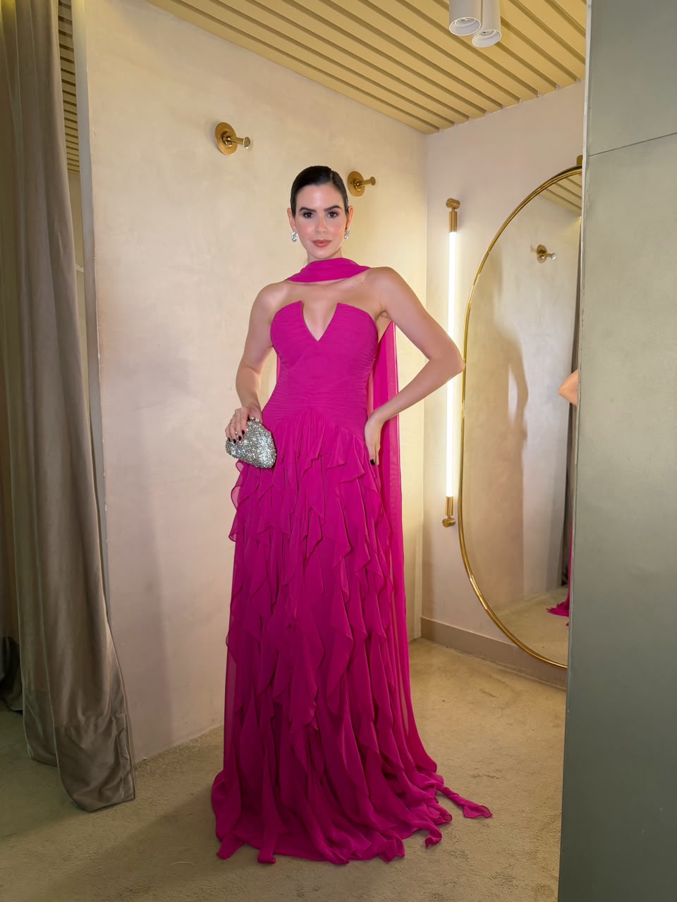 Vestido Pink/Fúcsia fluído em camadas com decote coração e echarpe