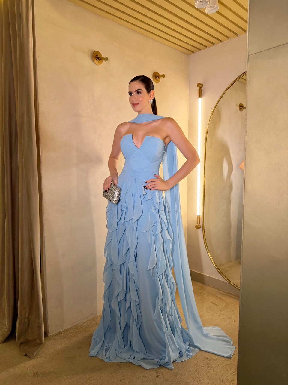 Vestido Azul Serenity fluído em camadas com decote coração e echarpe