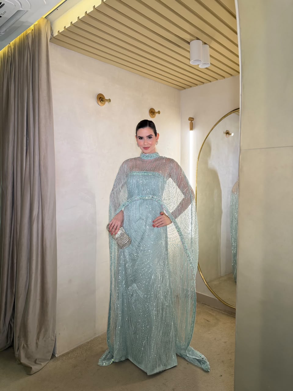 Vestido Verde brilhoso com capa frontal