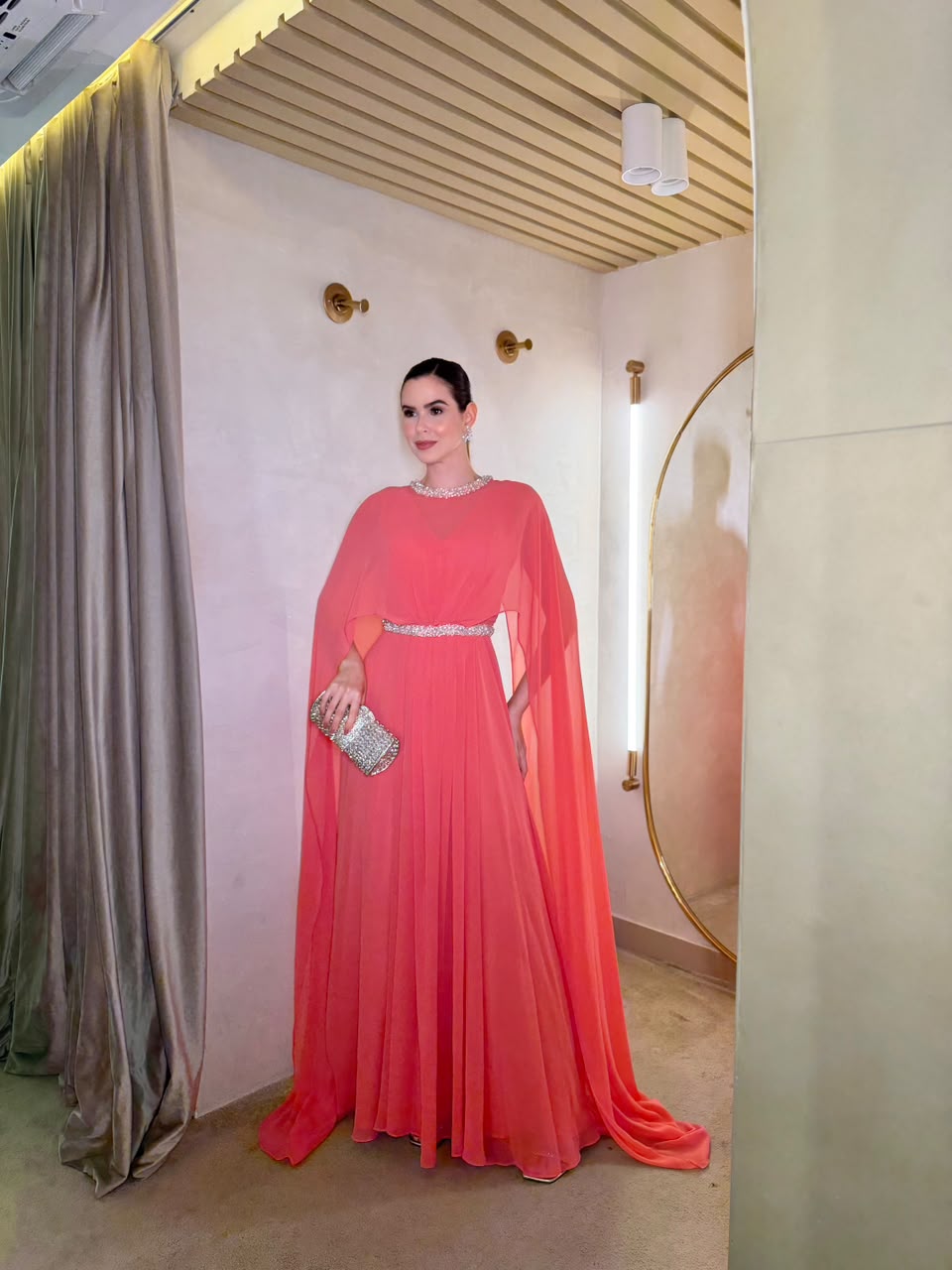 Vestido Coral fluído com falsas mangas e cinto em brilho prata