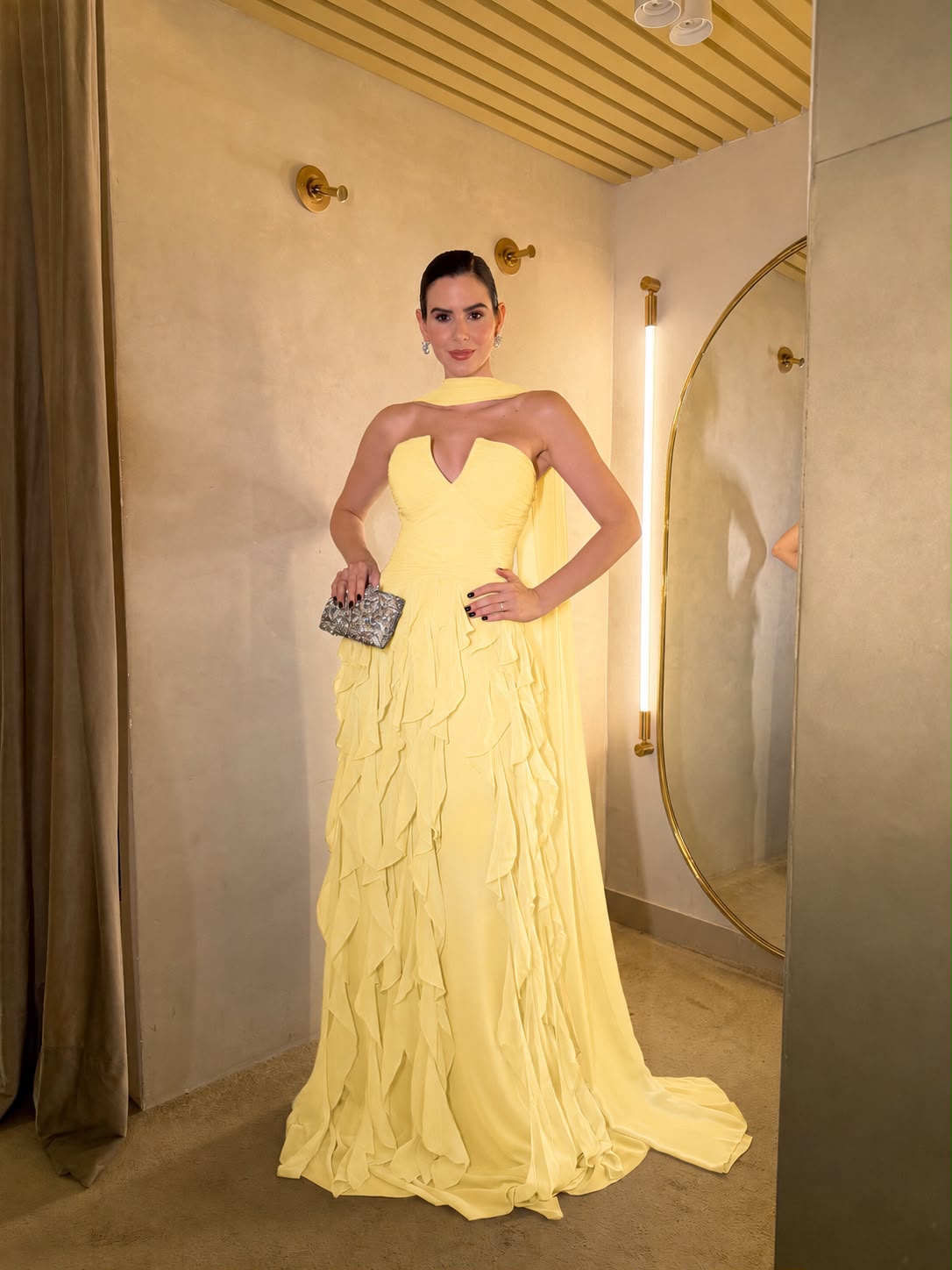 Vestido Amarelo manteiga fluído em camadas com decote coração e echarpe