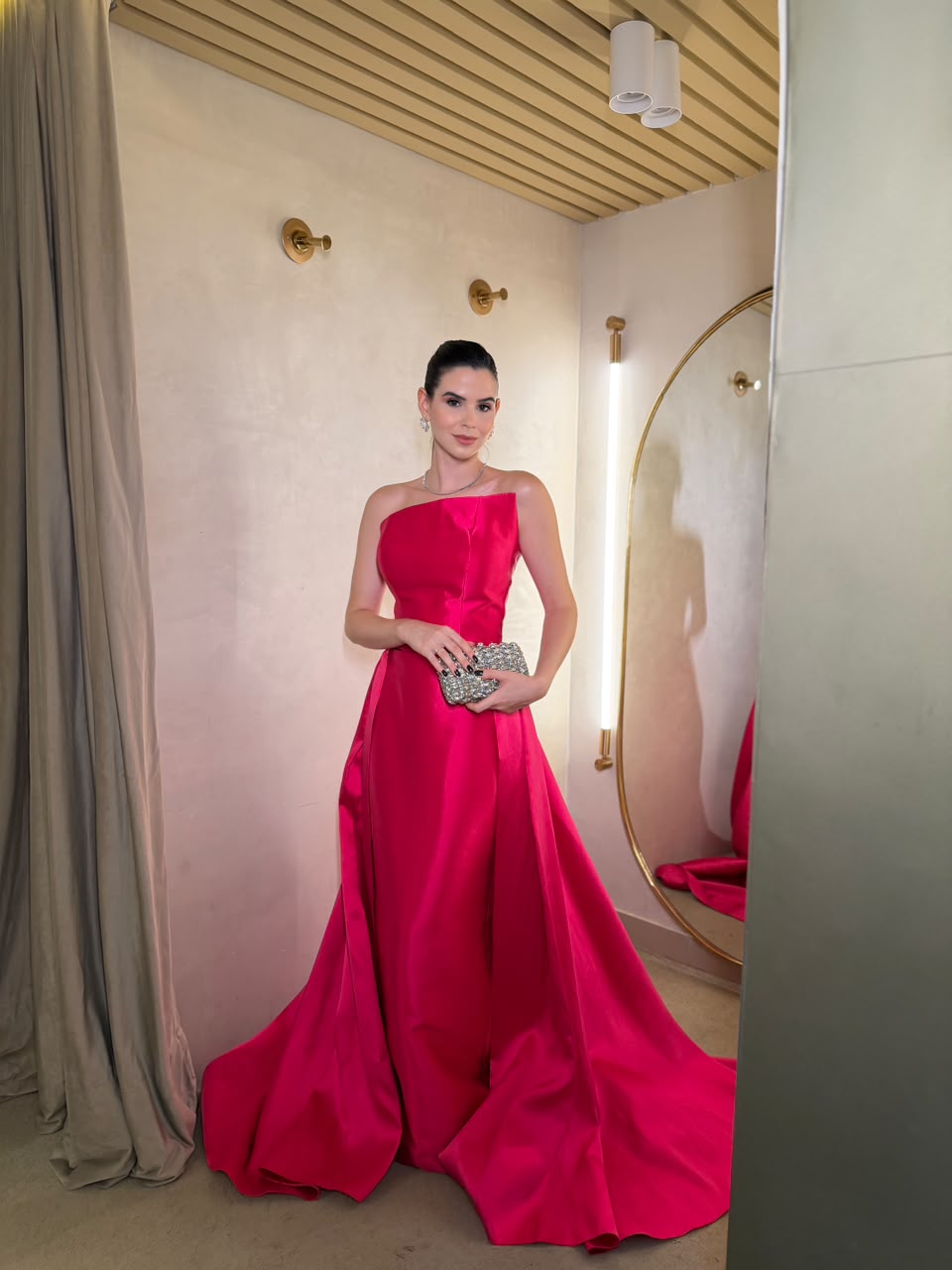 Vestido Pink estruturado com maxi cauda