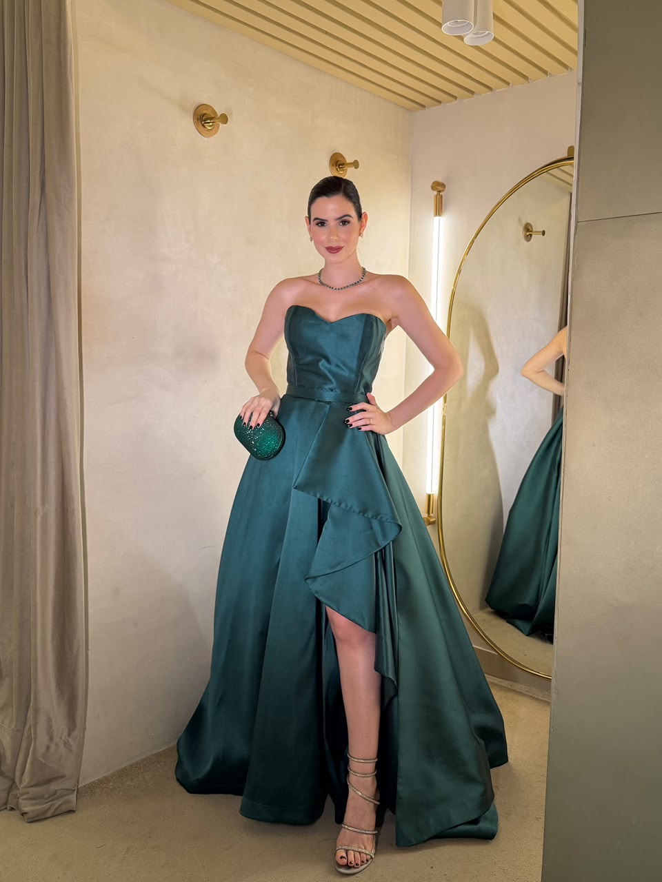 Vestido Verde Esmeralda estruturado com babado mulet