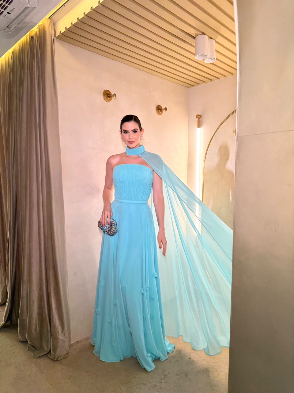 Vestido Tiffany fluído com capa gola unilateral