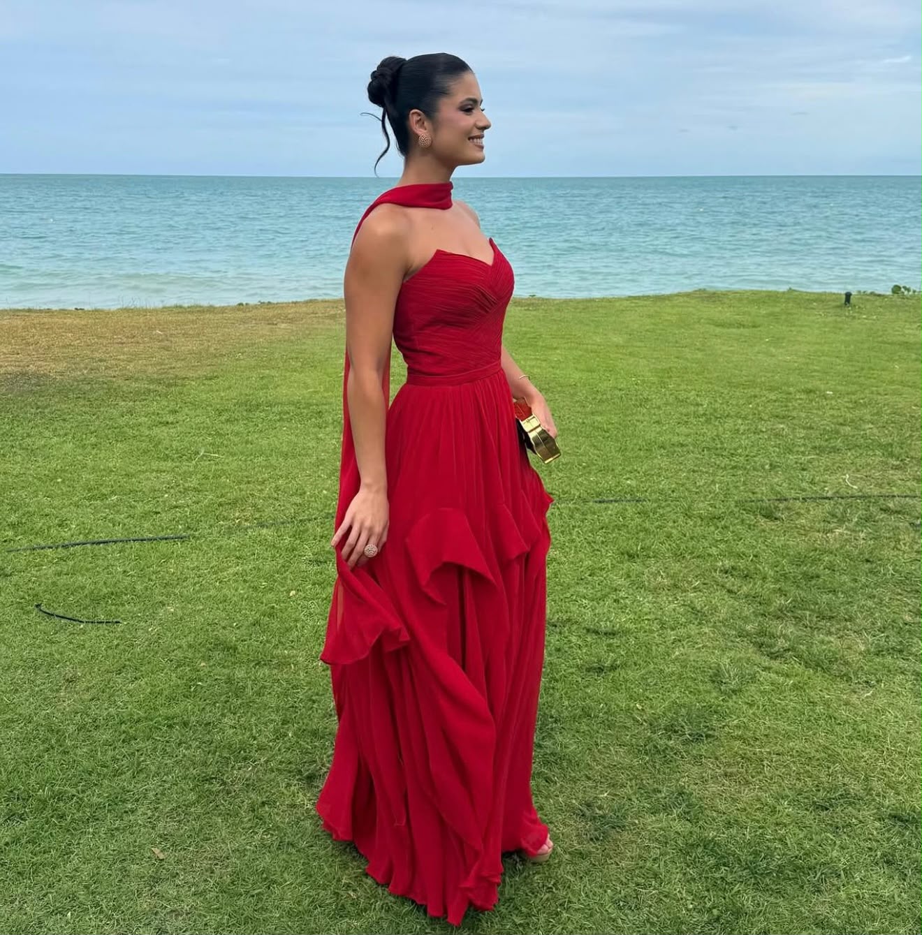 Vestido Vermelho fluído drapeado com saia em crinol e echarpe