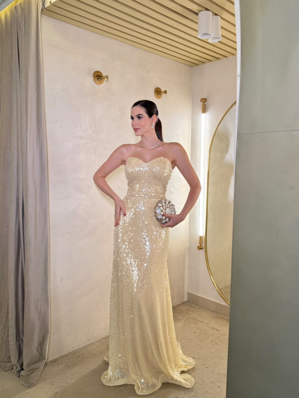 Vestido Champanhe tomara que caia em brilho