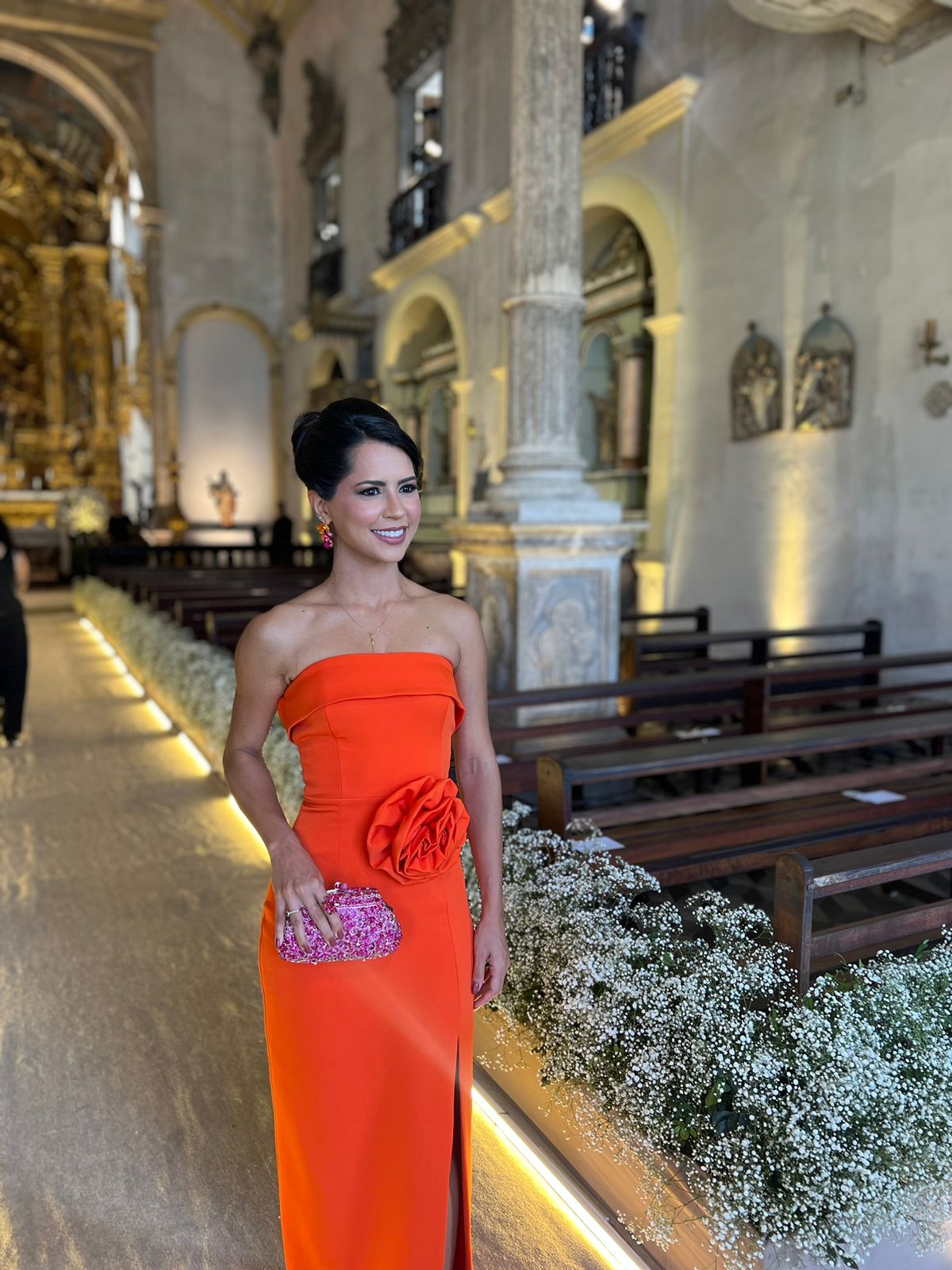 Vestido Laranja tubinho tomara que caia com fenda e flor