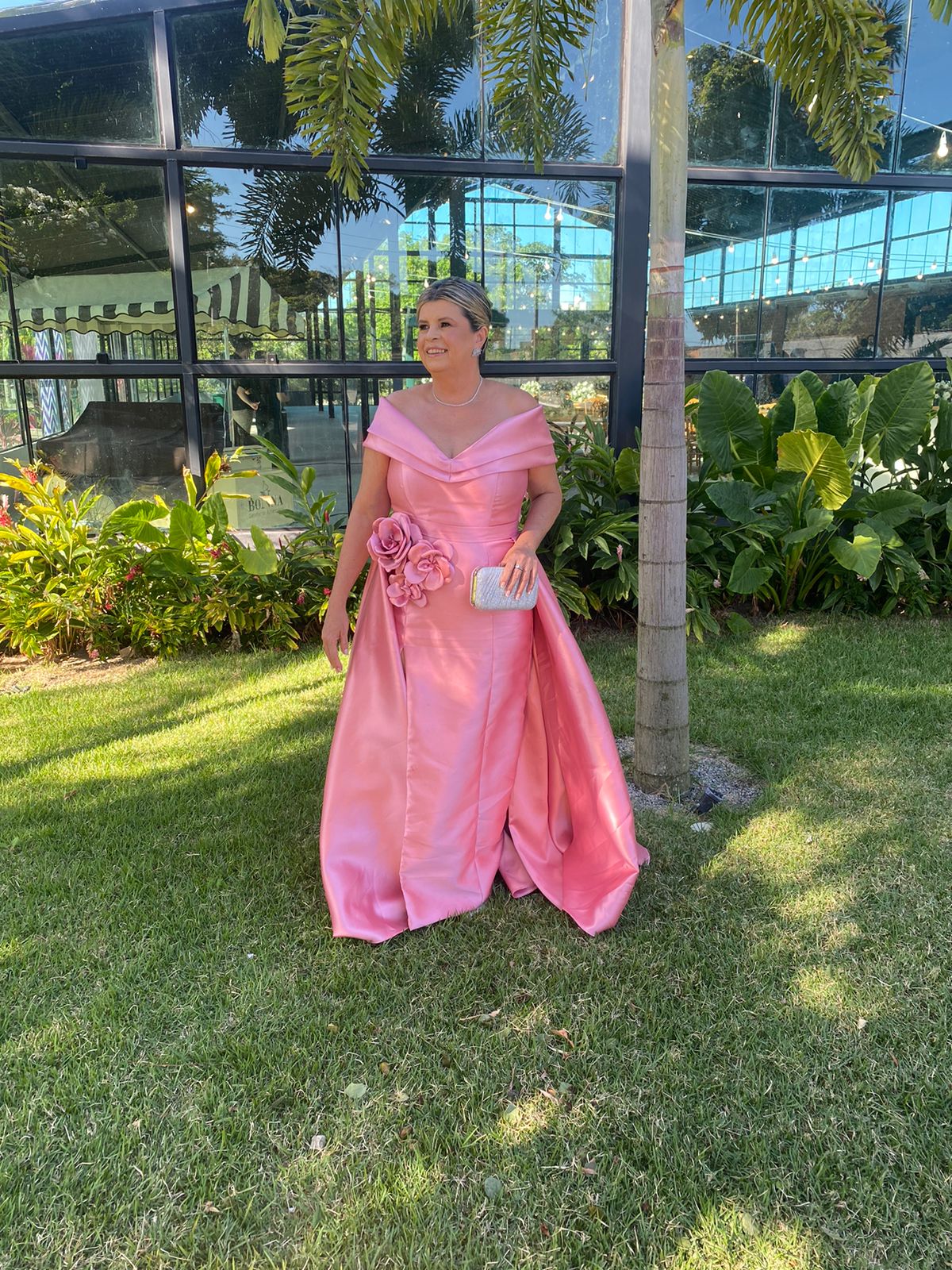 Vestido Rosê estruturado ombro a ombro com flor e fenda