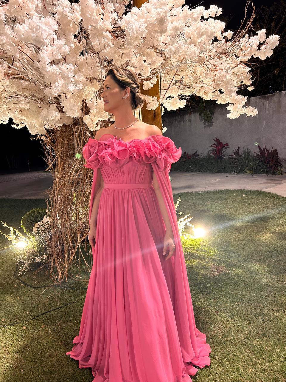 Vestido Rosa fluído com flores e capa