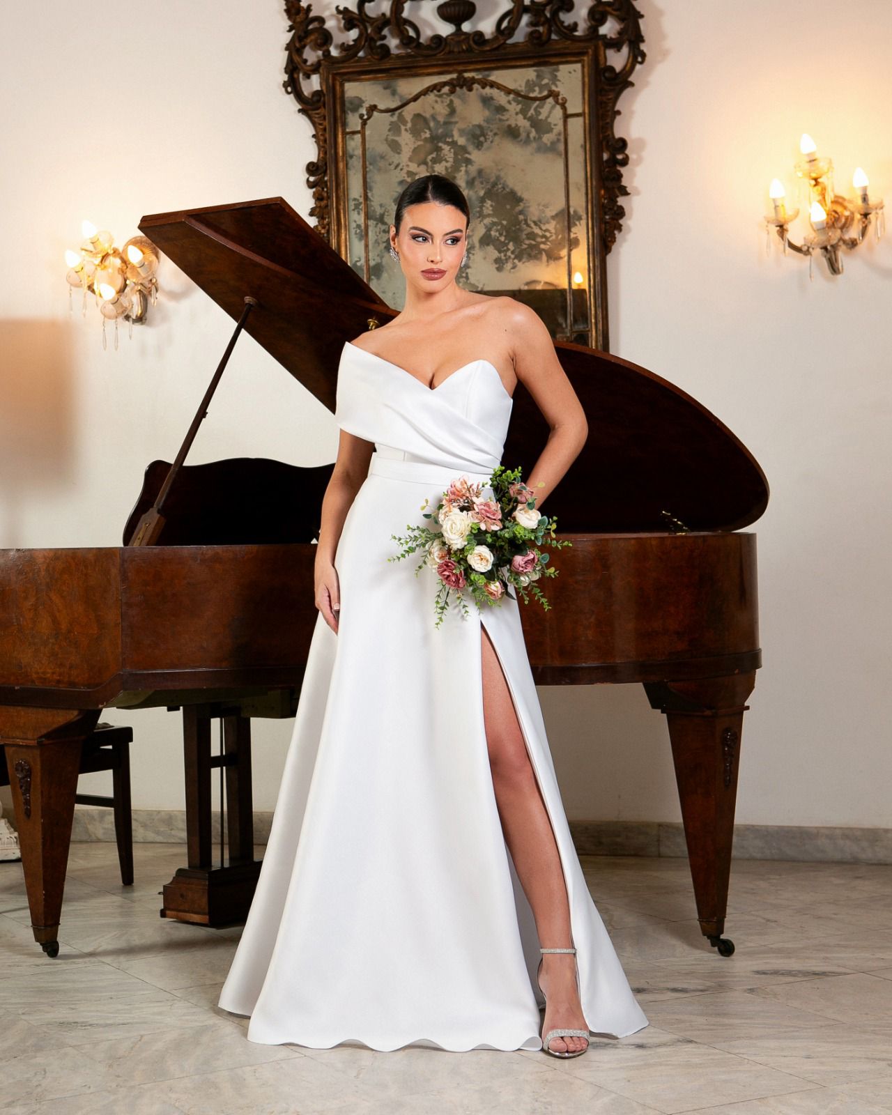 Vestido Branco estruturado ombro só com fenda