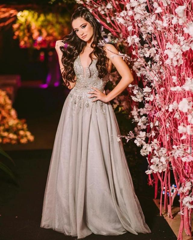 Vestido Prata de pedrarias com tule 