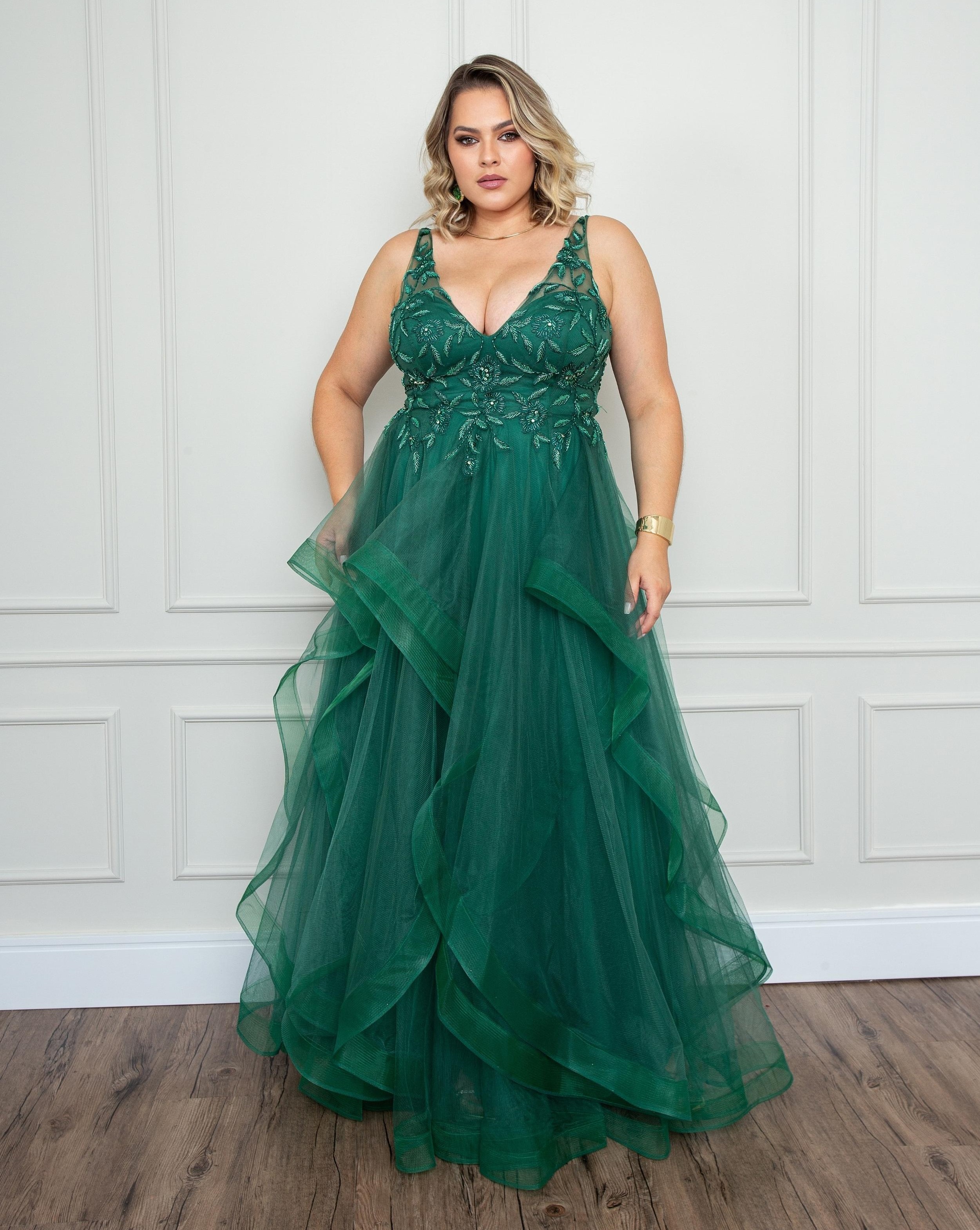 Vestido Vede Esmeralda com bordados e saia em crinol