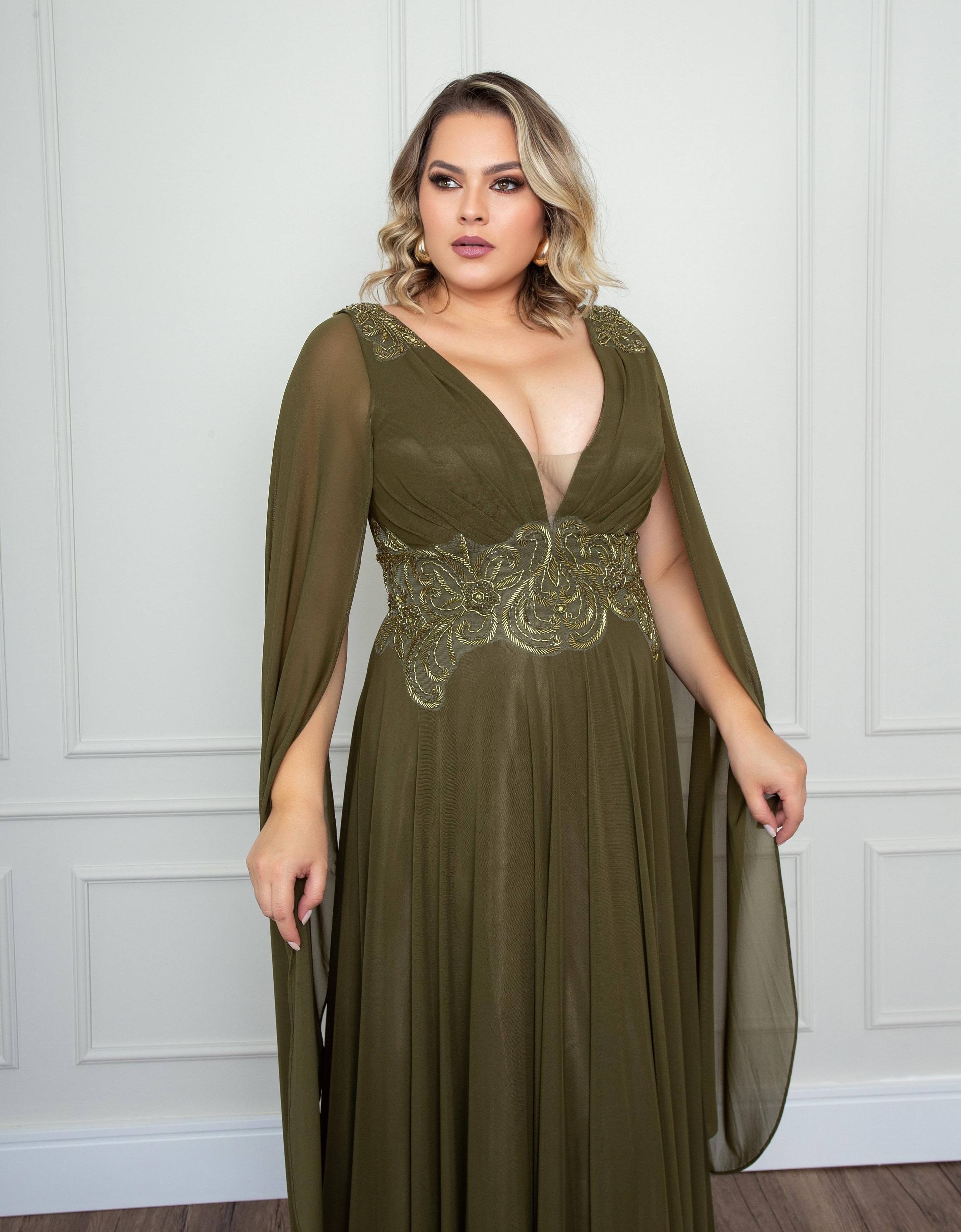 Vestido Verde Oliva fluído com bordados e capa