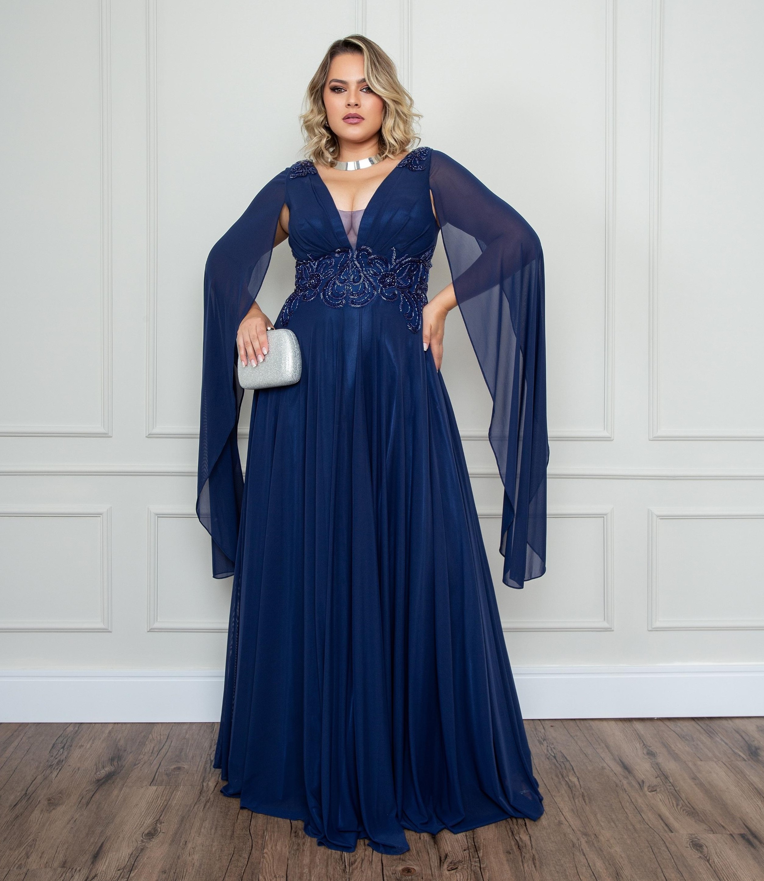 Vestido Azul marinho fluído com bordados e capas