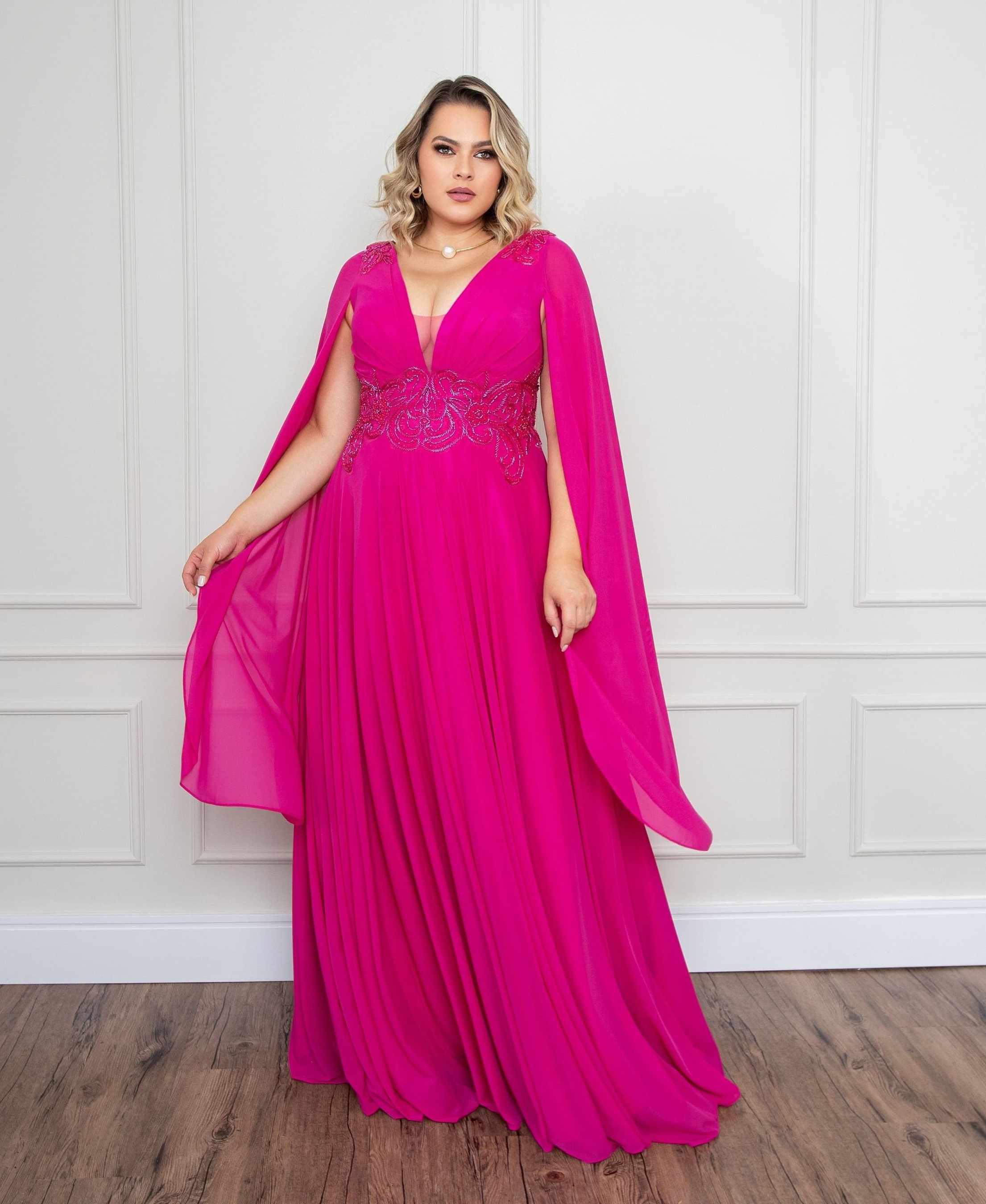 Vestido Pink fluído com bordados e capas