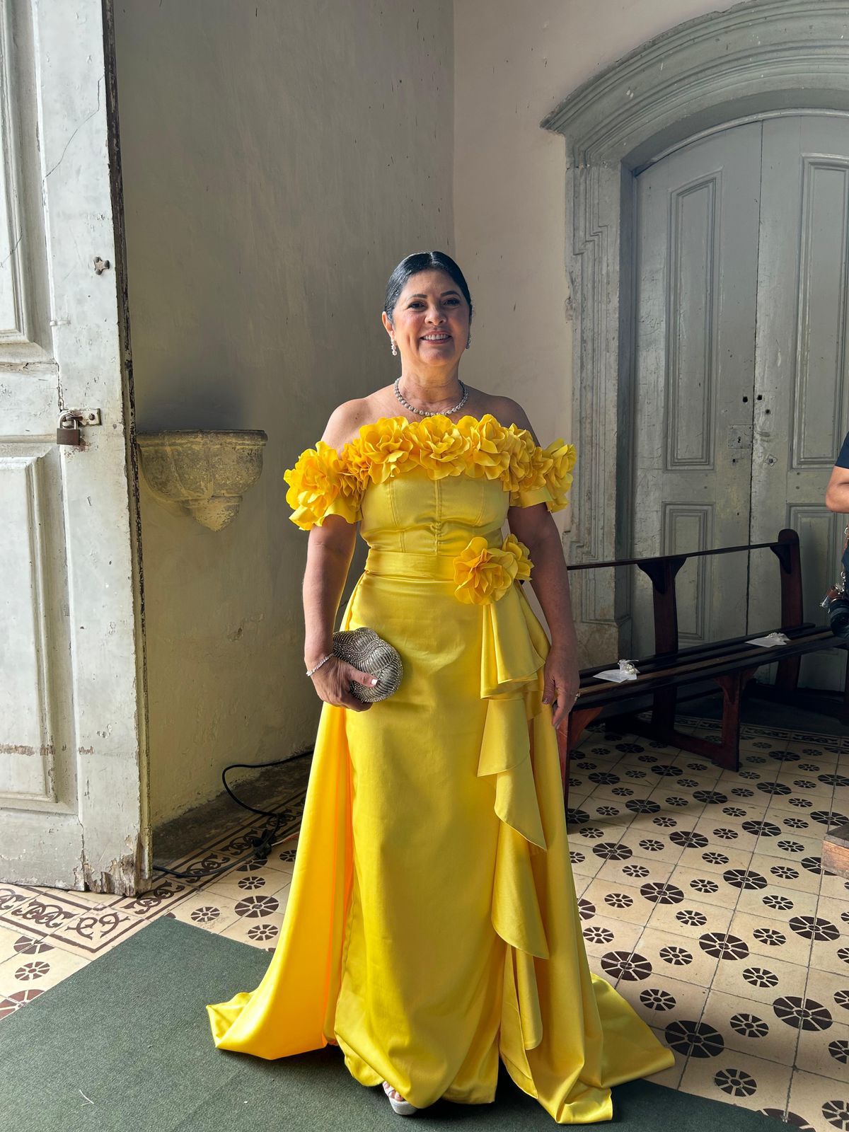 Vestido Amarelo alfaiataria flores e cauda removível
