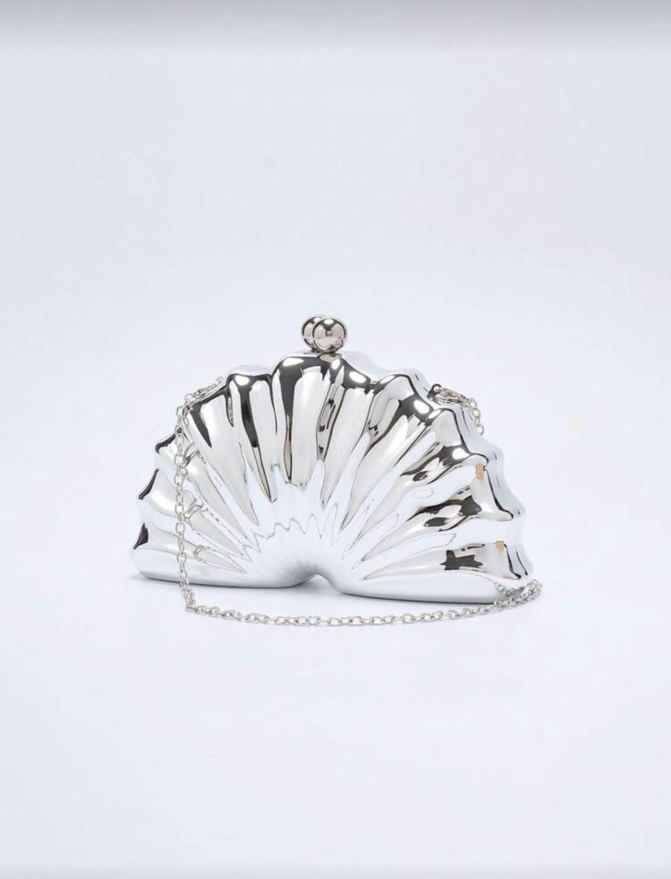 Clutch metálica em formato de concha