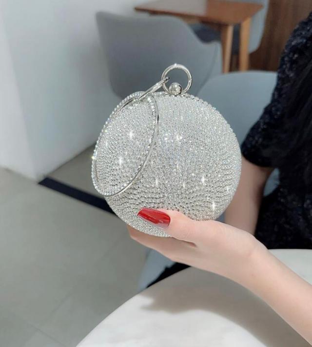 Clutch globo prata com strass
