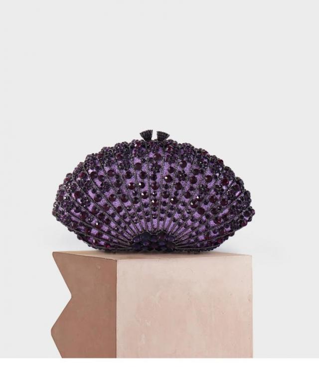 Clutch roxa pedraria em formato de concha