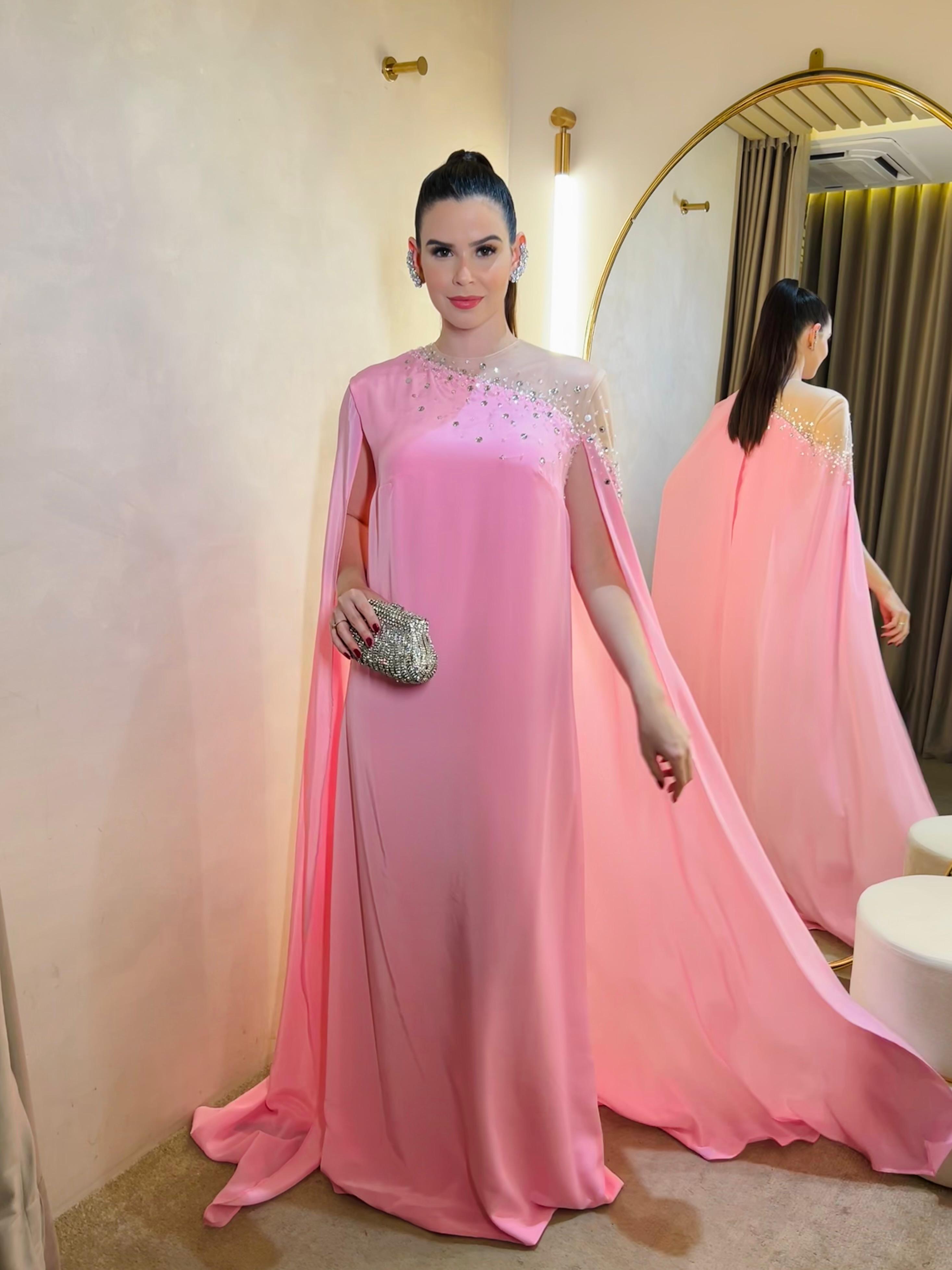 Vestido Rosa/Rosê fluído com bordados no ombro e cauda