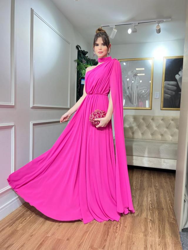 Vestido Pink com capa unilateral e gola colar