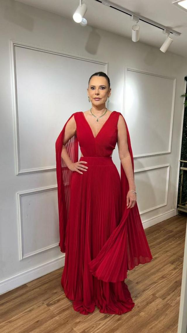 Vestido Vermelho fluído com capas plissado