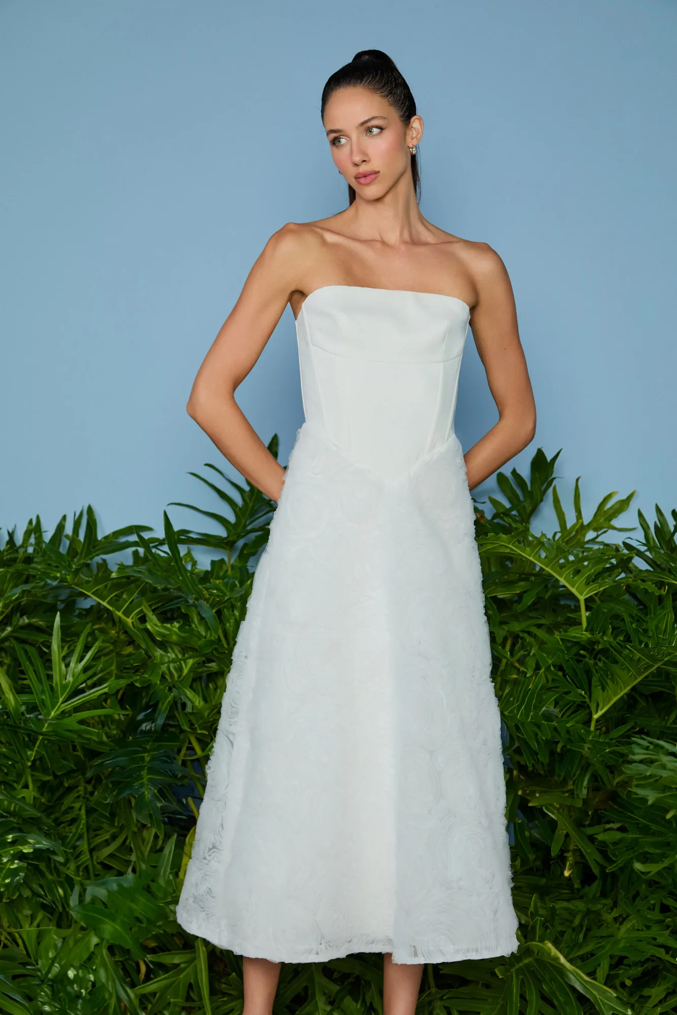 Vestido Branco midi tomara que caia com saia tule 3D Agilitá