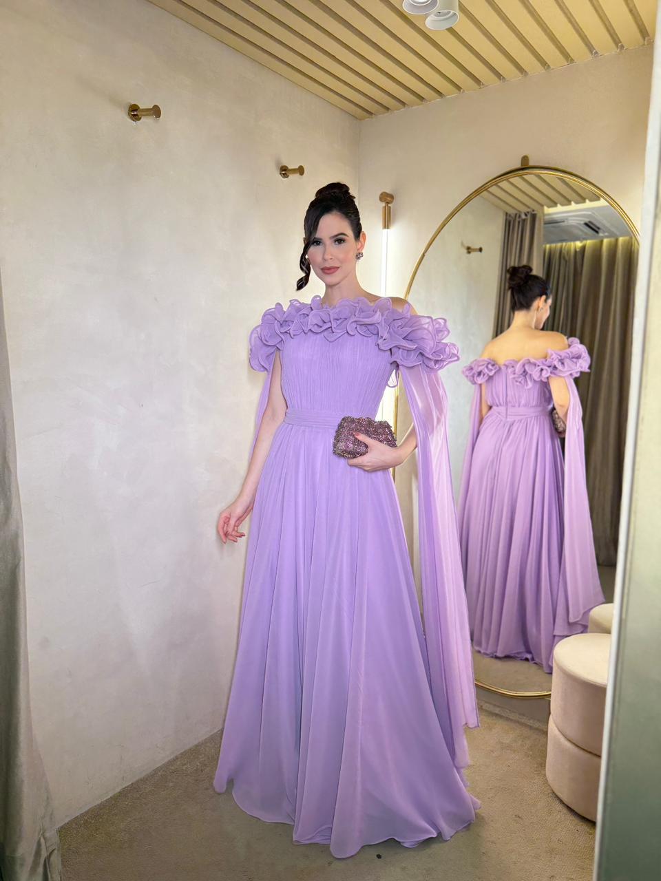 Vestido Lavanda com aplicação de flores e capa