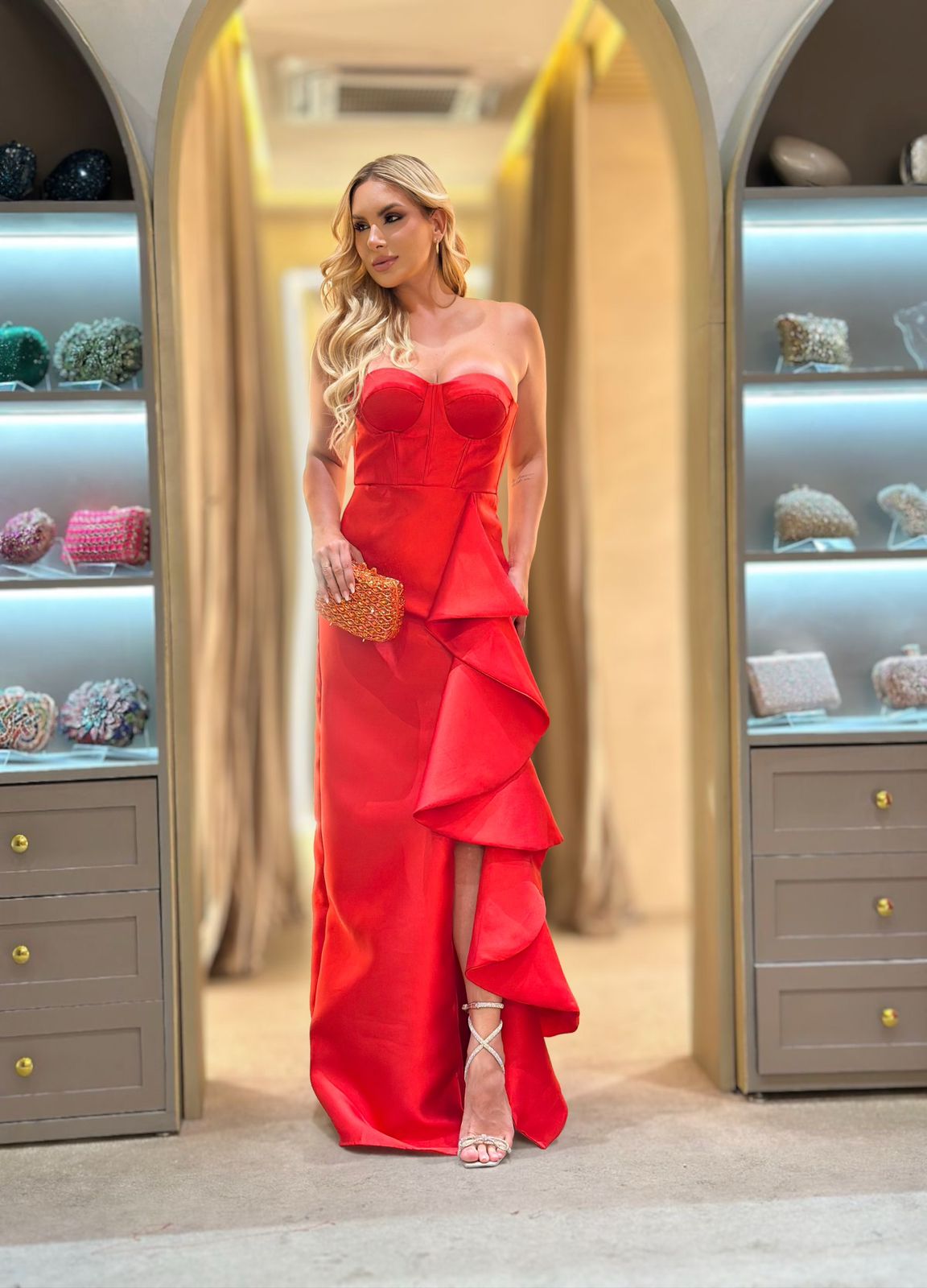 Vestido Vermelho corpete com babados configurando fenda