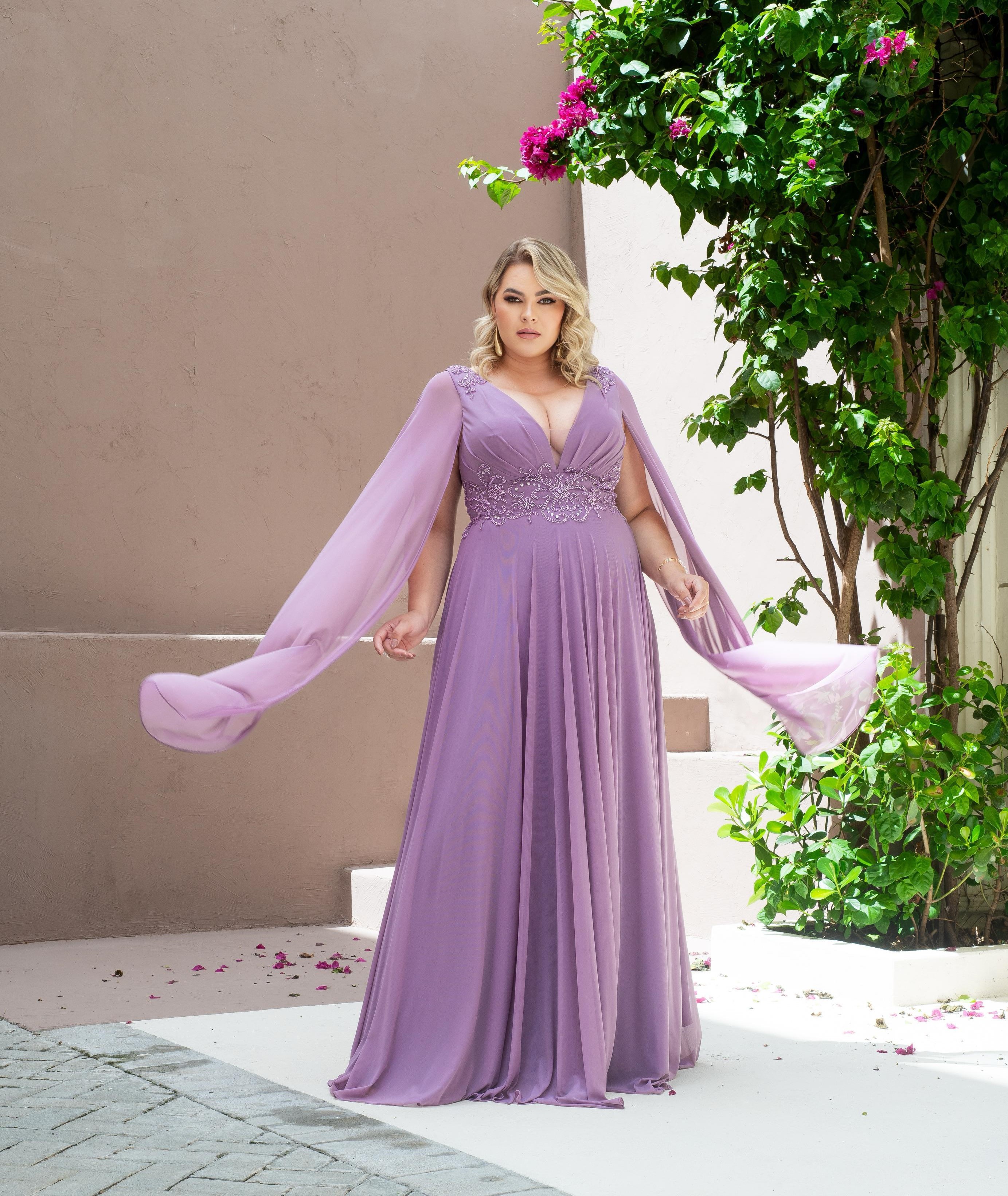 Vestido Lavanda fluído com capas e bordados