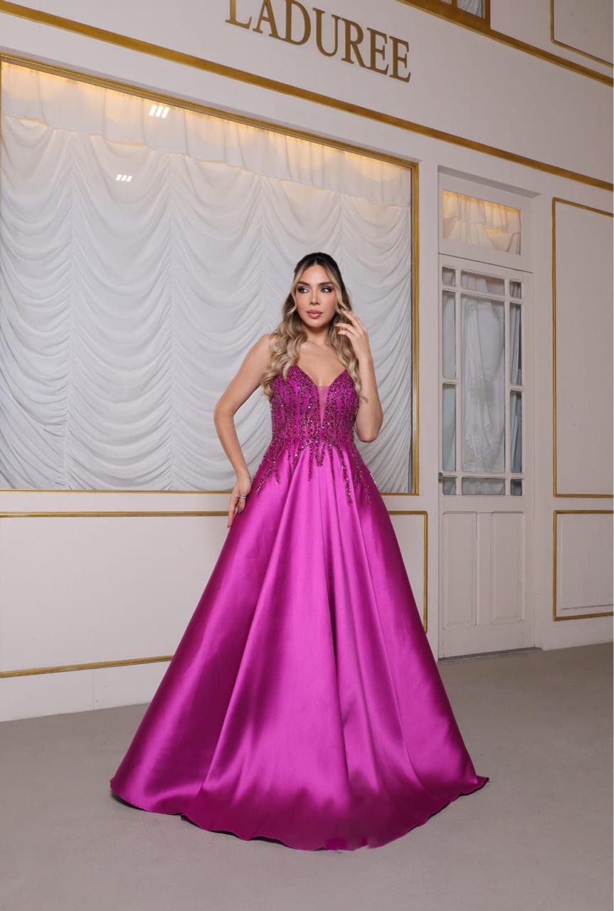 Vestido fucsia estruturado com bordados e pedrarias