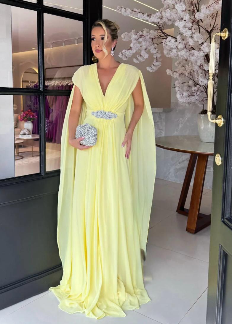 Vestido Amarelo fluido com capas e cinto prata