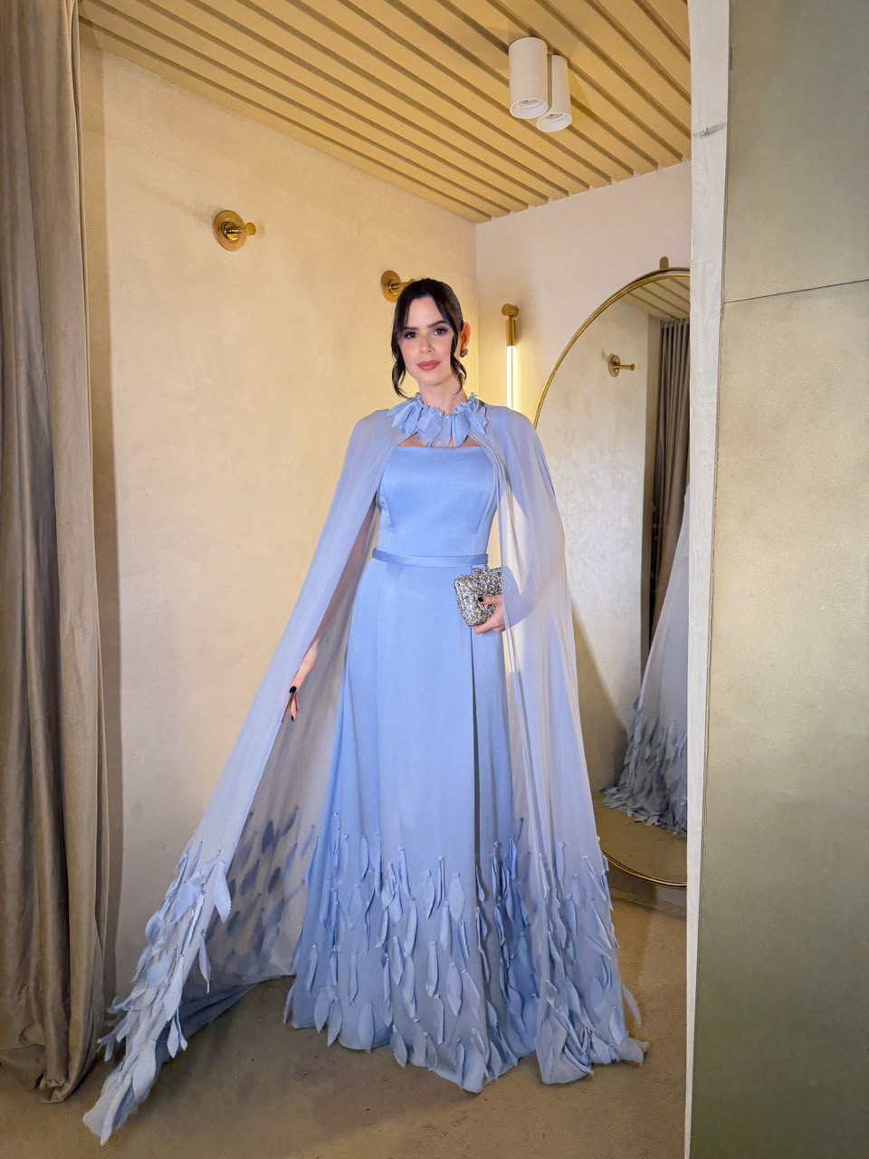 Vestido Azul Serenity com capa e pétalas aplicadas
