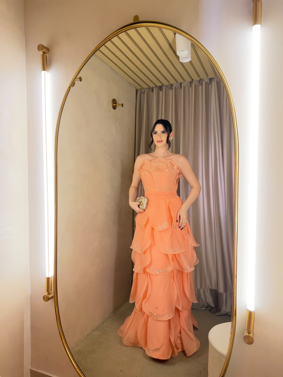 Vestido Coral em organza de seda formato de pétalas