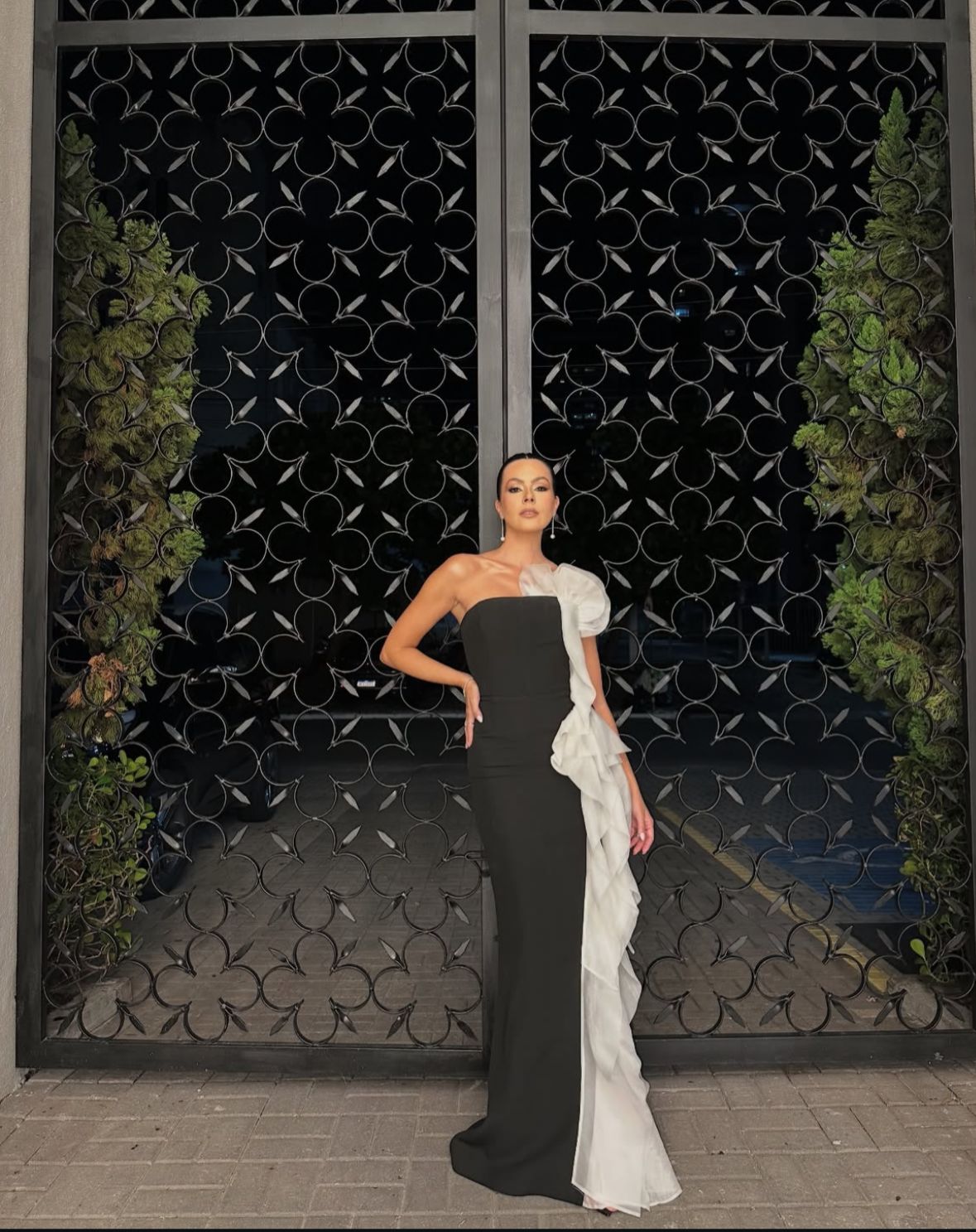 Vestido P&B alfaiataria com cascata em organza de seda Agilitá