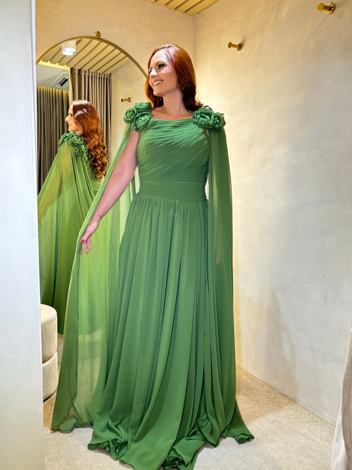 Vestido Verde Oliva fluído com capas e flores