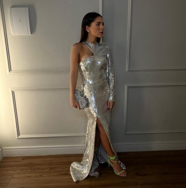 Vestido Prata de paetê com fenda 