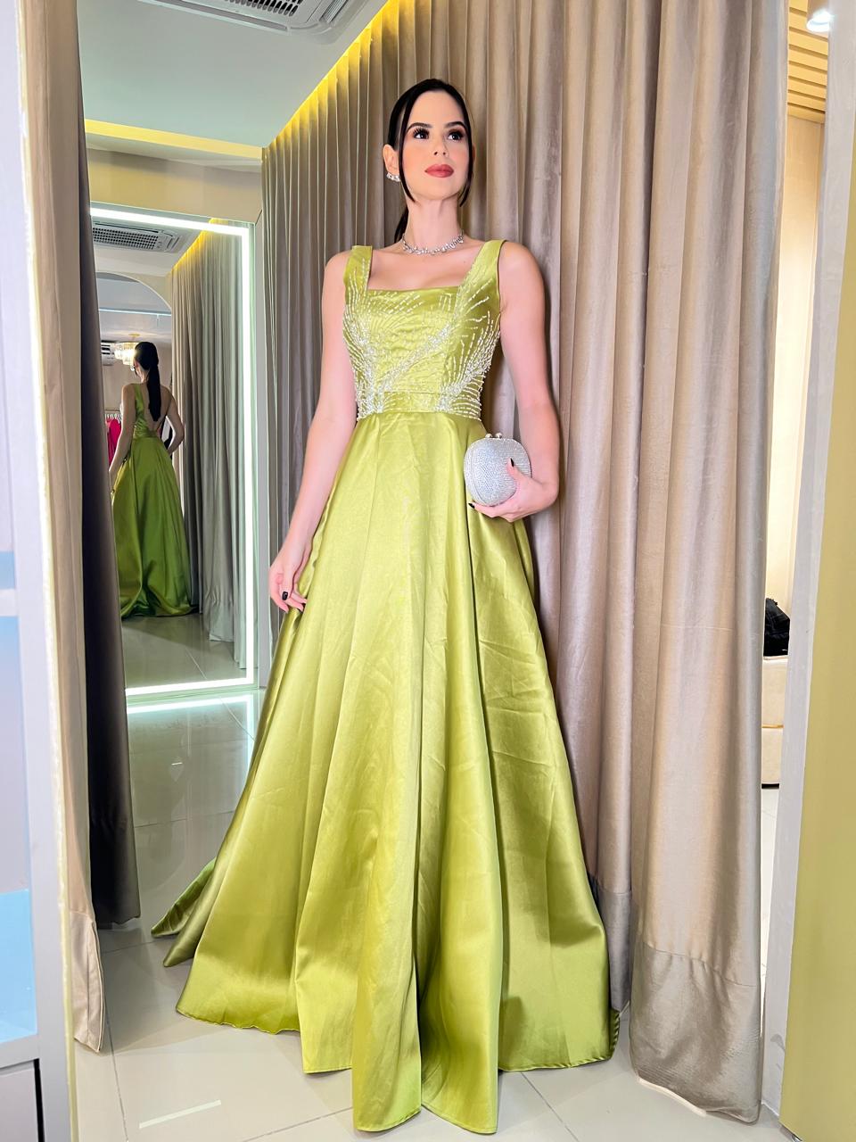 Vestido Verde Pistache estruturado com bordado